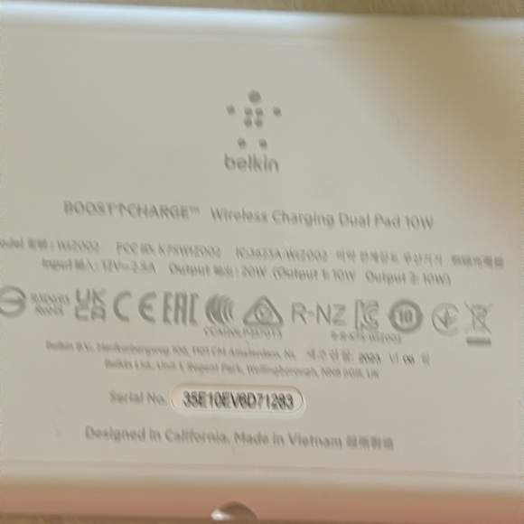Like new Belkin Wireless charging dual pad station - Picture 2 of 3